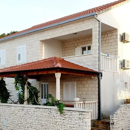 Nela بوستيرا